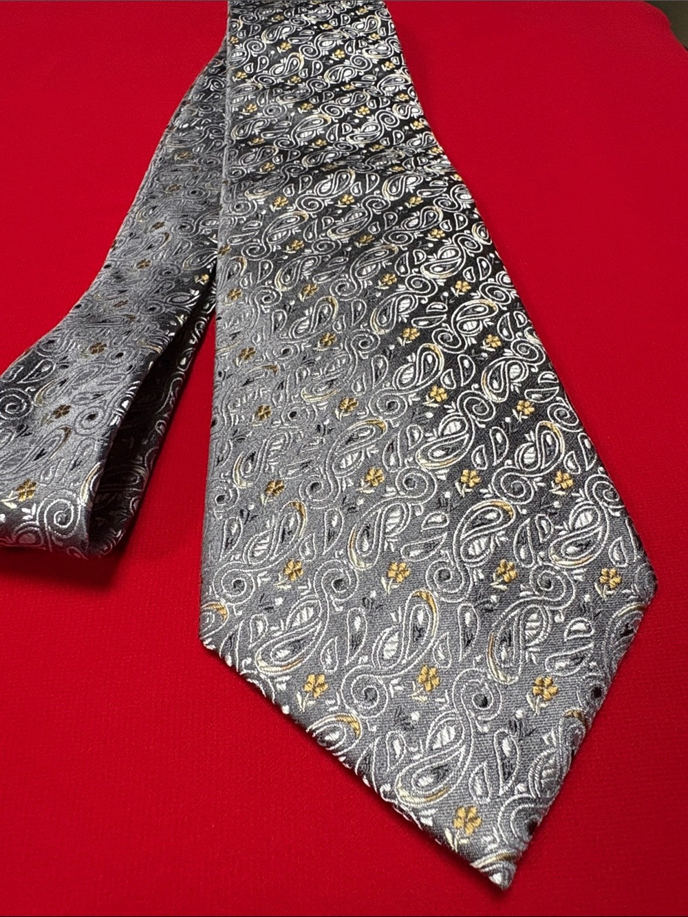 Geoffrey Beene silk tie!